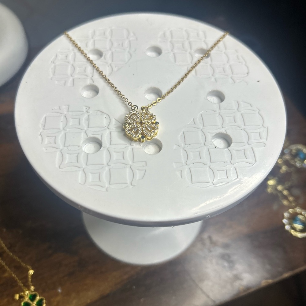 Elegant Gold Pendant Necklace